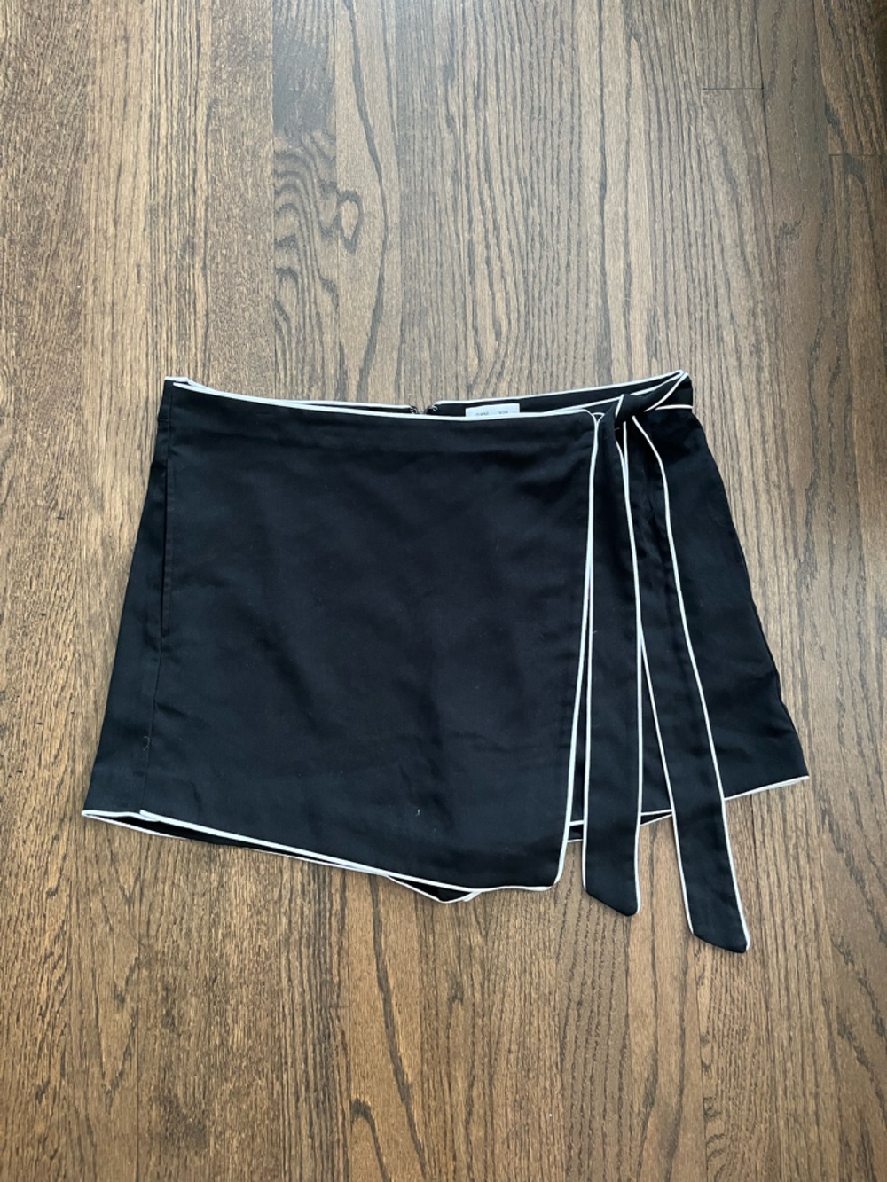 Diane Von Furstenberg Black Skort with White Piping (NwoT
